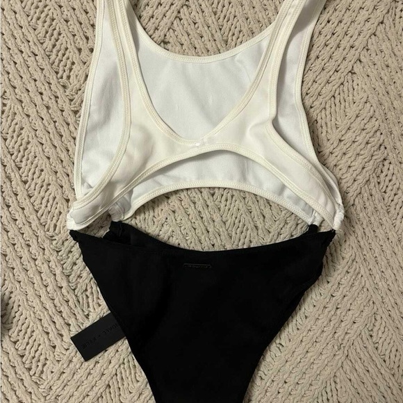Cutout bathing suit - Picture 3 of 3